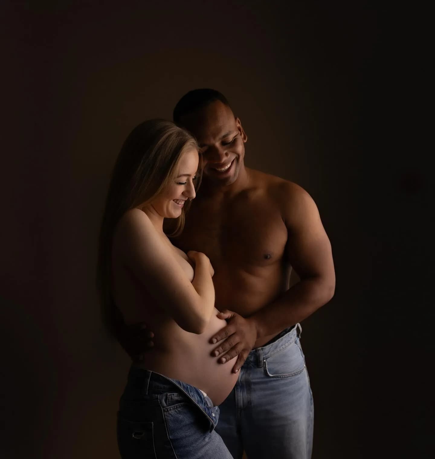 Photo grossesse ventre rond studio