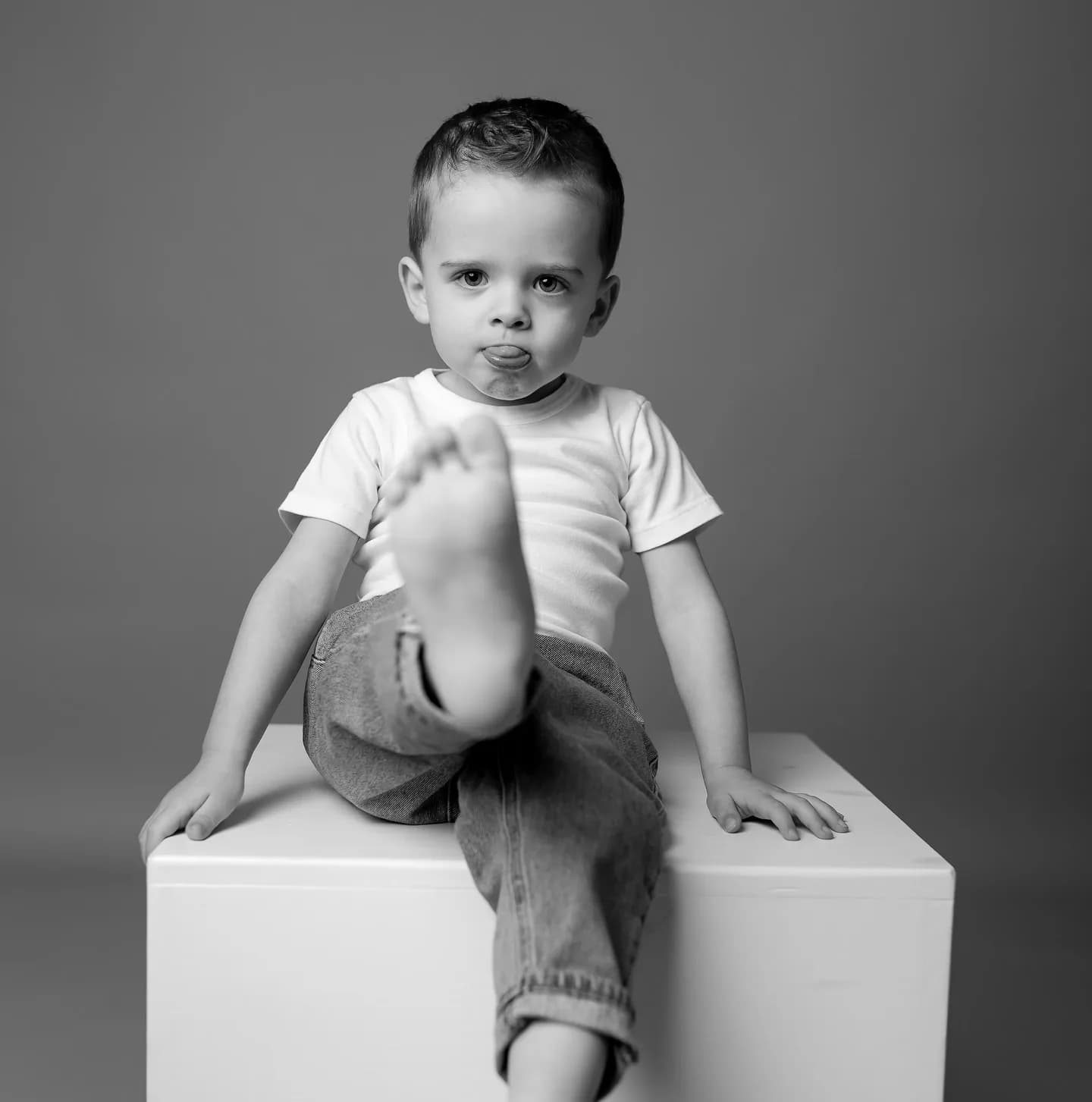 Portrait famille joyeuse studio