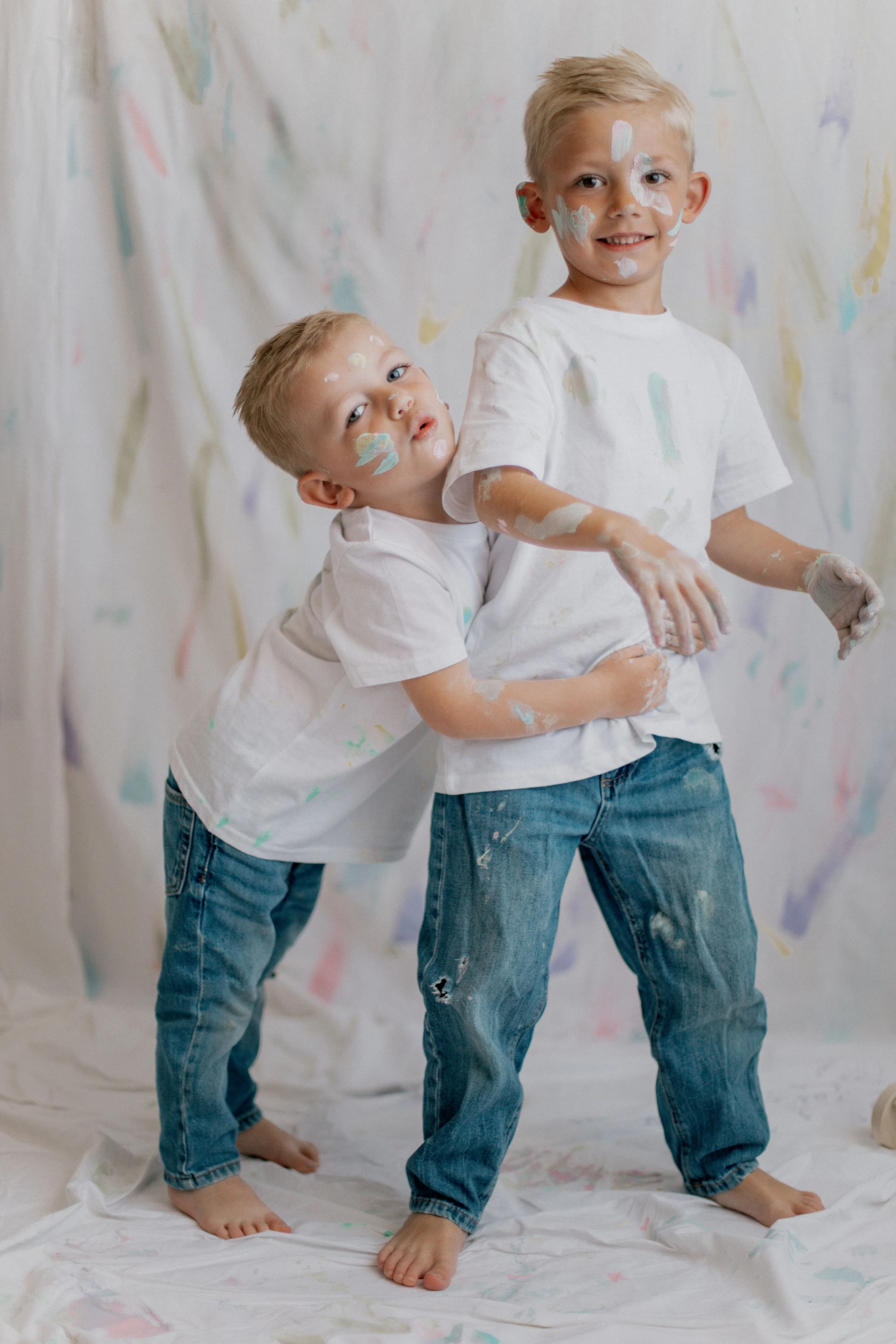 Portrait enfants joyeux studio